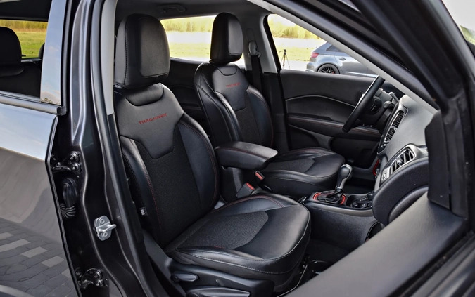 Jeep Compass cena 84900 przebieg: 90000, rok produkcji 2019 z Sochaczew małe 781